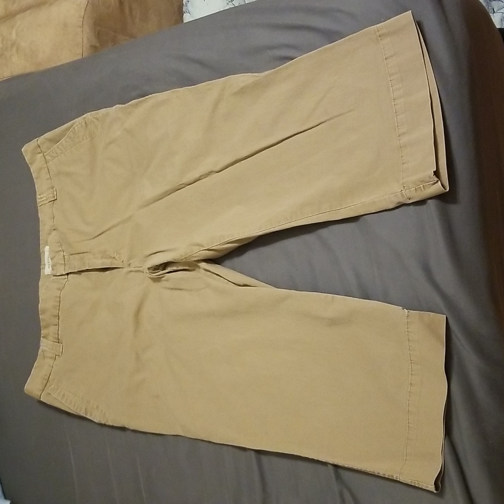Khaki capri pants